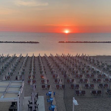Hotel Flying Pesaro Eksteriør billede