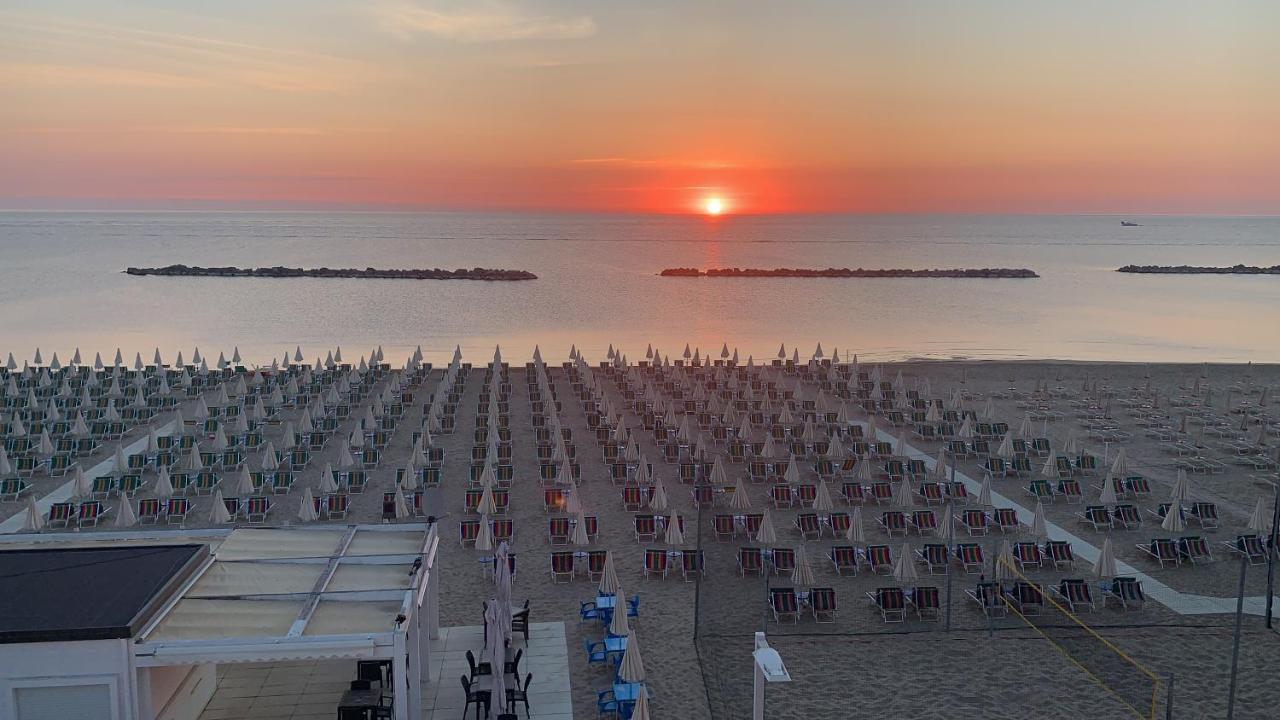 Hotel Flying Pesaro Eksteriør billede