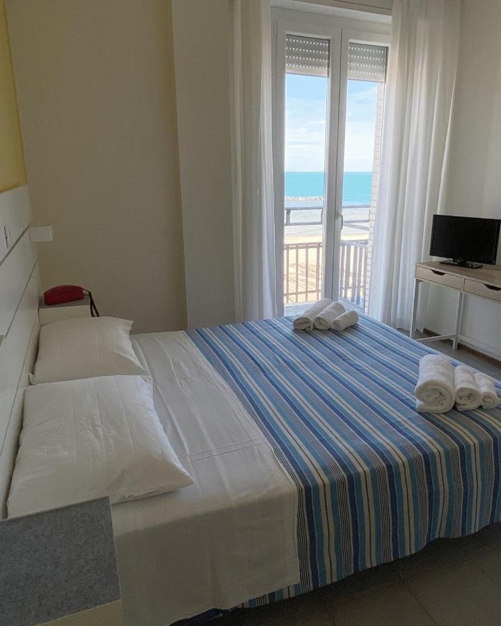 Hotel Flying Pesaro Eksteriør billede